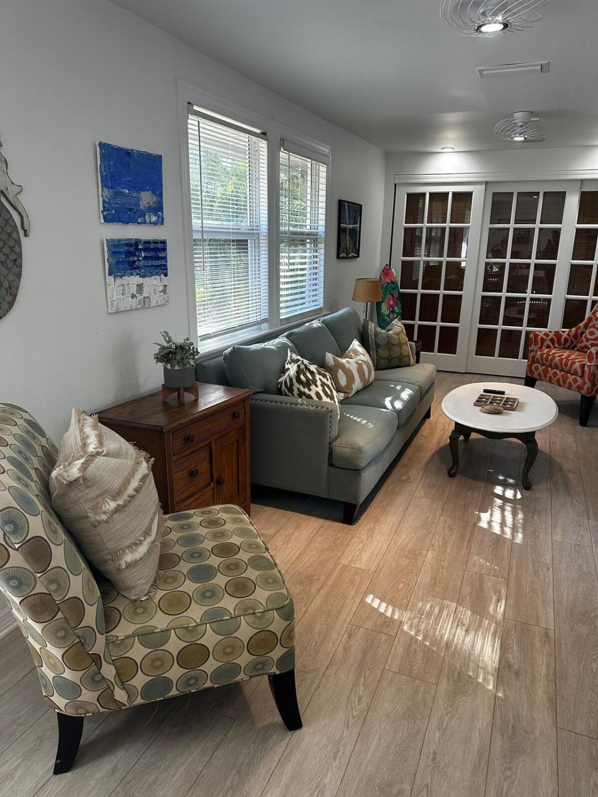 Blue Oasis An Inviting Downtown Retreat
